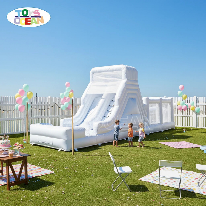 Water Slide Inflatable - 白いインフレータブルウォータースライド、ロングスリップ付き、ミニマリストなウォーターパークスライド（パーティー用）